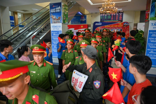 Cảnh đặc biệt tại ga Hà Nội: Người dân nồng nhiệt chào đón 556 cán bộ, chiến sĩ miền Nam chuẩn bị thực hiện nhiệm vụ A80- Ảnh 1.
