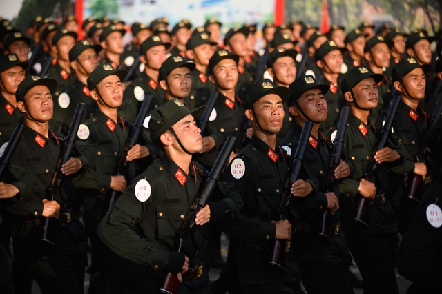 Hợp luyện diễu binh mừng 80 năm Quốc khánh tại ĐHQG Hà Nội: Người dân háo hức đến xem từ sáng sớm- Ảnh 1.
