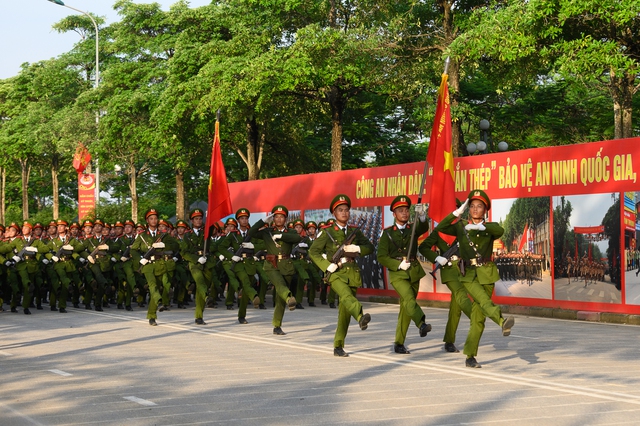 Hợp luyện diễu binh mừng 80 năm Quốc khánh tại ĐHQG Hà Nội: Người dân háo hức đến xem từ sáng sớm- Ảnh 10.