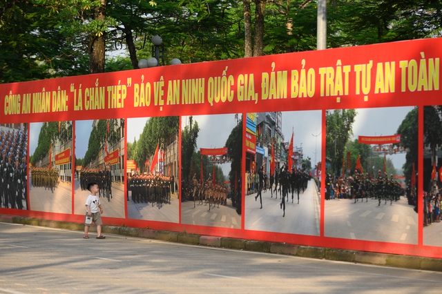 Hợp luyện diễu binh mừng 80 năm Quốc khánh tại ĐHQG Hà Nội: Người dân háo hức đến xem từ sáng sớm- Ảnh 13.