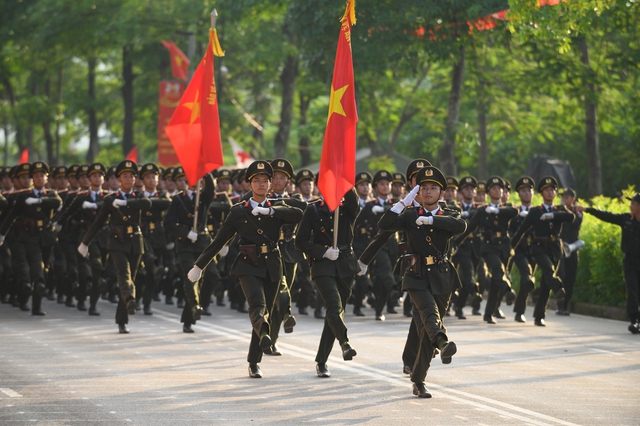 Hợp luyện diễu binh mừng 80 năm Quốc khánh tại ĐHQG Hà Nội: Người dân háo hức đến xem từ sáng sớm- Ảnh 14.