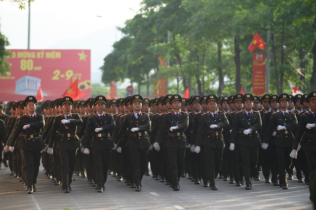 Hợp luyện diễu binh mừng 80 năm Quốc khánh tại ĐHQG Hà Nội: Người dân háo hức đến xem từ sáng sớm- Ảnh 11.