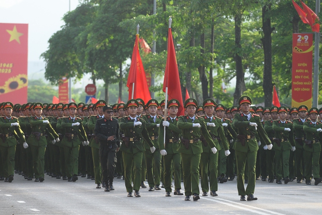 Hợp luyện diễu binh mừng 80 năm Quốc khánh tại ĐHQG Hà Nội: Người dân háo hức đến xem từ sáng sớm- Ảnh 16.