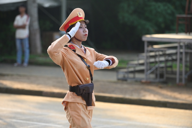 Hợp luyện diễu binh mừng 80 năm Quốc khánh tại ĐHQG Hà Nội: Người dân háo hức đến xem từ sáng sớm- Ảnh 17.