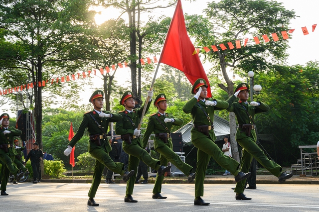 Hợp luyện diễu binh mừng 80 năm Quốc khánh tại ĐHQG Hà Nội: Người dân háo hức đến xem từ sáng sớm- Ảnh 19.