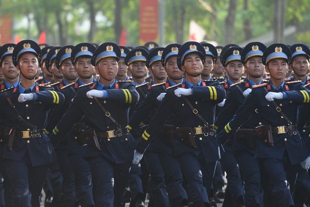 Hợp luyện diễu binh mừng 80 năm Quốc khánh tại ĐHQG Hà Nội: Người dân háo hức đến xem từ sáng sớm- Ảnh 23.