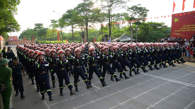 Hợp luyện diễu binh mừng 80 năm Quốc khánh tại ĐHQG Hà Nội: Người dân háo hức đến xem từ sáng sớm- Ảnh 24.