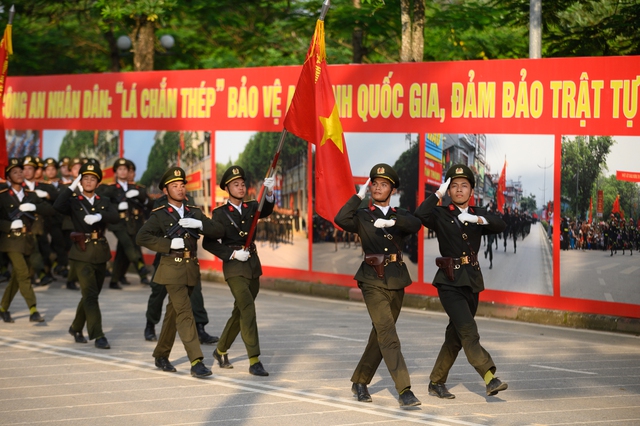 Hợp luyện diễu binh mừng 80 năm Quốc khánh tại ĐHQG Hà Nội: Người dân háo hức đến xem từ sáng sớm- Ảnh 3.