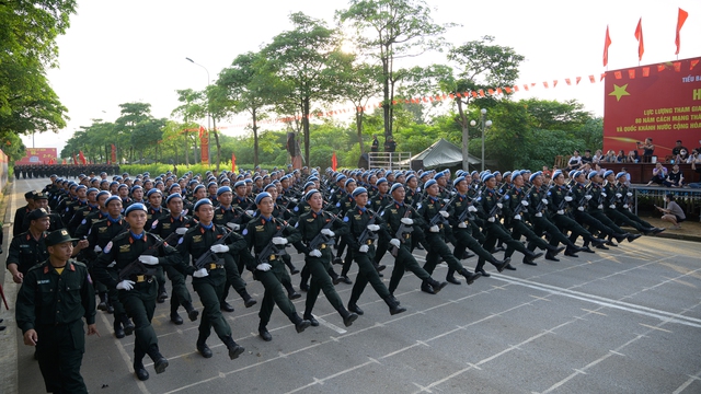 Hợp luyện diễu binh mừng 80 năm Quốc khánh tại ĐHQG Hà Nội: Người dân háo hức đến xem từ sáng sớm- Ảnh 29.
