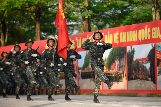 Hợp luyện diễu binh mừng 80 năm Quốc khánh tại ĐHQG Hà Nội: Người dân háo hức đến xem từ sáng sớm- Ảnh 4.