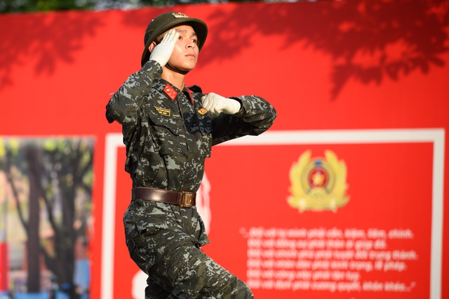 Hợp luyện diễu binh mừng 80 năm Quốc khánh tại ĐHQG Hà Nội: Người dân háo hức đến xem từ sáng sớm- Ảnh 5.