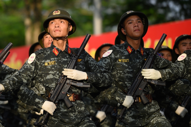 Hợp luyện diễu binh mừng 80 năm Quốc khánh tại ĐHQG Hà Nội: Người dân háo hức đến xem từ sáng sớm- Ảnh 6.
