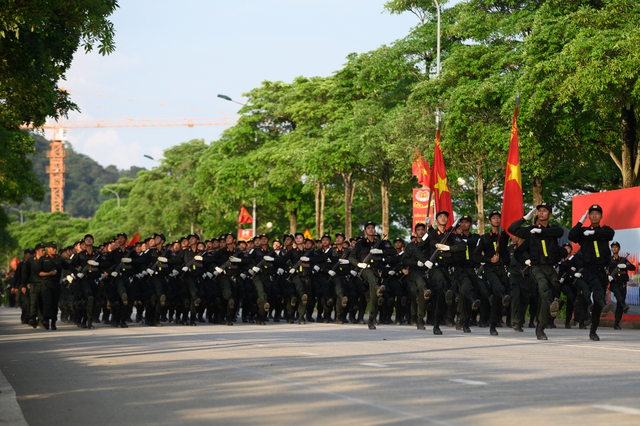 Hợp luyện diễu binh mừng 80 năm Quốc khánh tại ĐHQG Hà Nội: Người dân háo hức đến xem từ sáng sớm- Ảnh 7.