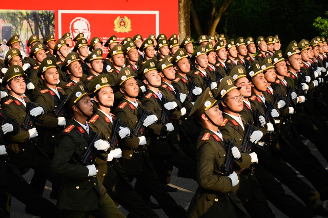 Hợp luyện diễu binh mừng 80 năm Quốc khánh tại ĐHQG Hà Nội: Người dân háo hức đến xem từ sáng sớm- Ảnh 8.