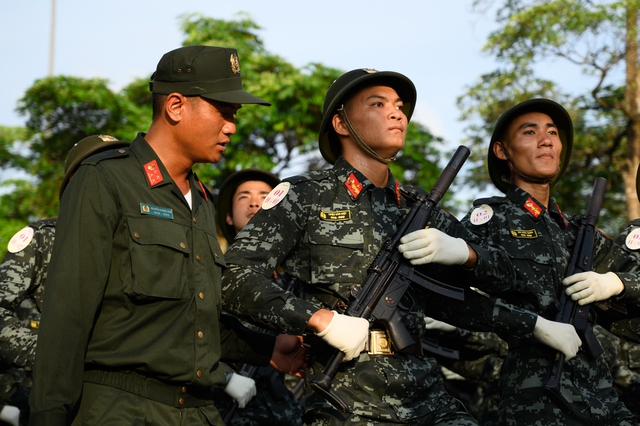 Hợp luyện diễu binh mừng 80 năm Quốc khánh tại ĐHQG Hà Nội: Người dân háo hức đến xem từ sáng sớm- Ảnh 9.
