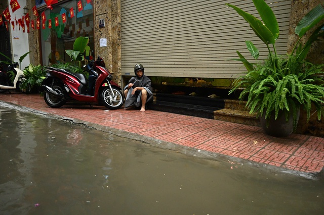 Hà Nội sáng nay sấm chớp đì đùng, người dân vất vả di chuyển dưới cơn mưa như trút- Ảnh 16.