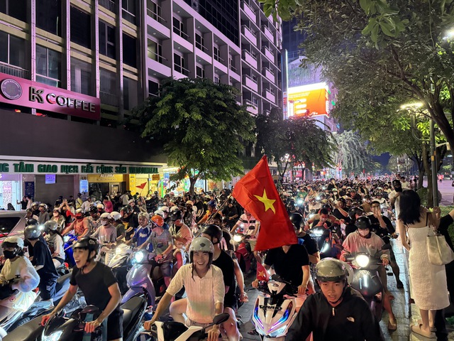 Cổ động viên đổ xô ra đường giữa đêm mừng lần thứ 3 xưng vương Đông Nam Á của U23 Việt Nam- Ảnh 13.