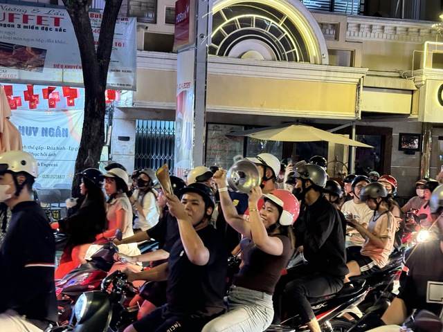 Cổ động viên đổ xô ra đường giữa đêm mừng lần thứ 3 xưng vương Đông Nam Á của U23 Việt Nam- Ảnh 17.
