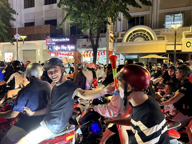 Cổ động viên đổ xô ra đường giữa đêm mừng lần thứ 3 xưng vương Đông Nam Á của U23 Việt Nam- Ảnh 18.