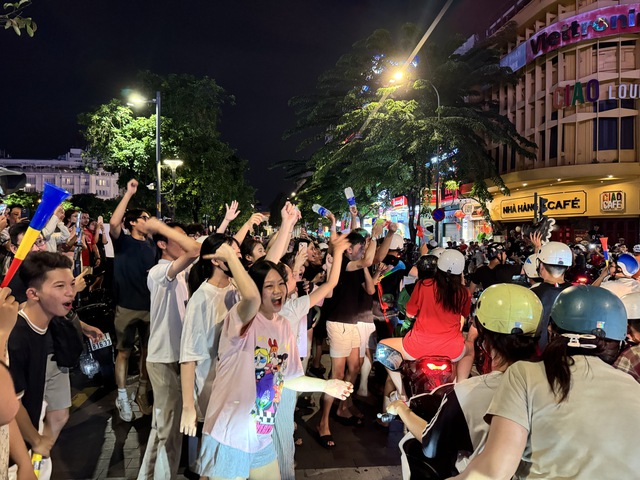 Cổ động viên đổ xô ra đường giữa đêm mừng lần thứ 3 xưng vương Đông Nam Á của U23 Việt Nam- Ảnh 19.