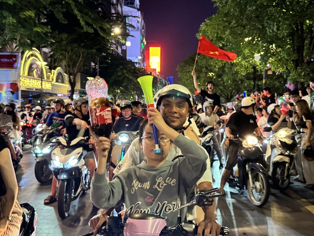 Cổ động viên đổ xô ra đường giữa đêm mừng lần thứ 3 xưng vương Đông Nam Á của U23 Việt Nam- Ảnh 20.