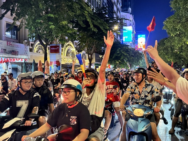 Cổ động viên đổ xô ra đường giữa đêm mừng lần thứ 3 xưng vương Đông Nam Á của U23 Việt Nam- Ảnh 21.