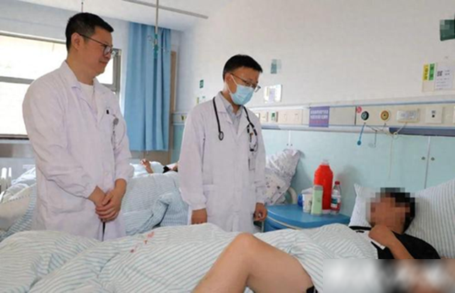Nam thanh niên 23 tuổi đầu gối sưng to như bánh bao vì uống thứ nước hấp dẫn này mỗi ngày - Ảnh 1.