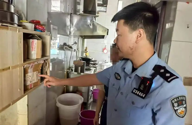 Một hàng bánh cuốn bị phát hiện thêm chất cấm có thể gây vô sinh, ung thư vào món ăn của hàng trăm khách- Ảnh 1.
