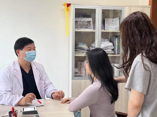 Thi đại học xong, nhiều học sinh trung học đổ xô đi phẫu thuật thẩm mỹ! Bệnh viện quá tải với các đơn đặt hàng, một số bác sĩ lên lịch 6-7 ca phẫu thuật một ngày- Ảnh 1.