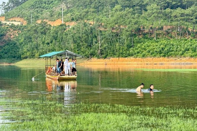 Hiện trường vụ hai vợ chồng tử vong thương tâm sau khi lái ô tô bán tải xuống lòng hồ- Ảnh 3.