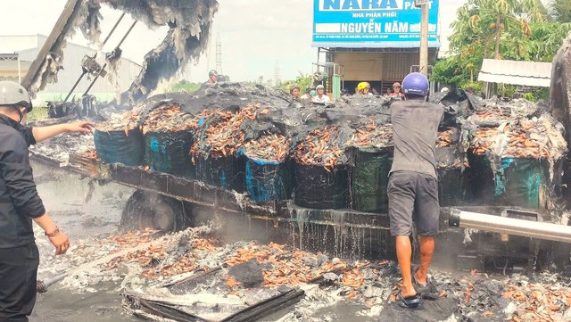 Hiện trường vụ tai nạn kinh hoàng khiến 2 vợ chồng tử vong ở Cà Mau: Thi thể bị thiêu rụi cùng hàng tấn tôm- Ảnh 8.