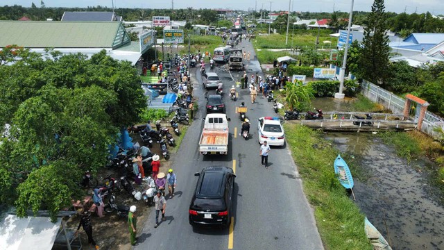 Hiện trường vụ tai nạn kinh hoàng khiến 2 vợ chồng tử vong ở Cà Mau: Thi thể bị thiêu rụi cùng hàng tấn tôm- Ảnh 1.