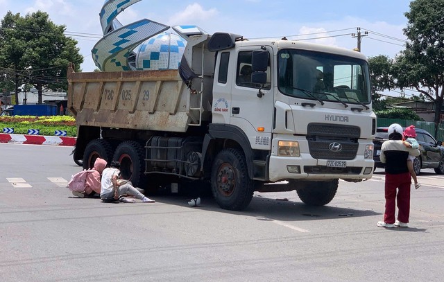 Cô gái 19 tuổi tử vong dưới bánh xe tải, nam thanh niên gục khóc tại hiện trường: Cả hai đang trở về sau chuyến du lịch- Ảnh 1. Cô gái 19 tuổi tử vong dưới bánh xe tải, nam thanh niên gục khóc tại hiện trường: Cả hai đang trở về sau chuyến du lịch- Ảnh 1.