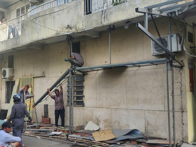 Người dân ở chung cư Độc Lập tháo dỡ "chuồng cọp" sau vụ cháy thương tâm khiến 8 người tử vong- Ảnh 4.