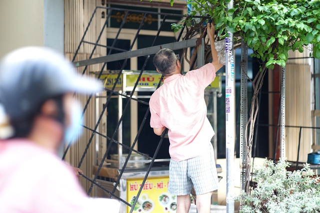 Người dân ở chung cư Độc Lập tháo dỡ "chuồng cọp" sau vụ cháy thương tâm khiến 8 người tử vong- Ảnh 1.