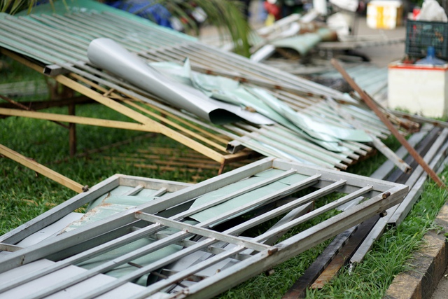 Người dân ở chung cư Độc Lập tháo dỡ "chuồng cọp" sau vụ cháy thương tâm khiến 8 người tử vong- Ảnh 2.