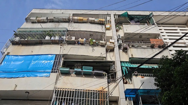 Người dân ở chung cư Độc Lập tháo dỡ "chuồng cọp" sau vụ cháy thương tâm khiến 8 người tử vong- Ảnh 9.