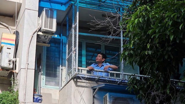 Người dân ở chung cư Độc Lập tháo dỡ "chuồng cọp" sau vụ cháy thương tâm khiến 8 người tử vong- Ảnh 7.