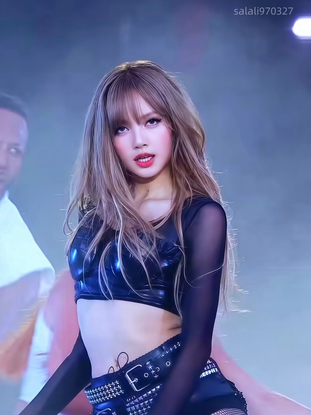 Tình tin đồn Jennie có phản ứng lạ trước màn trình diễn bỏng mắt của Lisa- Ảnh 4.