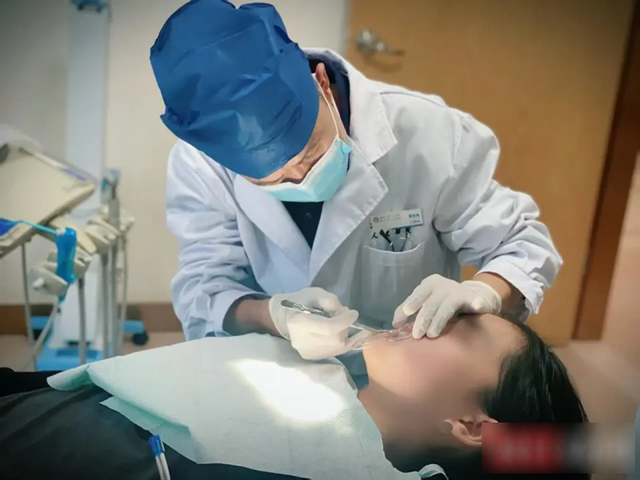 Bé gái 8 tuổi răng hô, môi trên vểnh, cằm nhỏ, trí tuệ giảm vì một thói quen xấu khi ngủ- Ảnh 1.