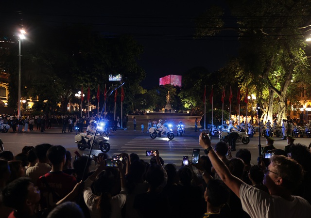 Dòng người đổ về Hồ Gươm theo dõi màn tổng duyệt “Bản hùng ca Công an nhân dân” đầy mãn nhãn- Ảnh 2.