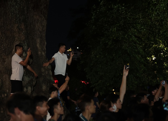 Dòng người đổ về Hồ Gươm theo dõi màn trình diễn mãn nhãn hợp luyện “Bản hùng ca Công an nhân dân”- Ảnh 8. Dòng người đổ về Hồ Gươm theo dõi màn trình diễn mãn nhãn hợp luyện “Bản hùng ca Công an nhân dân”- Ảnh 8.
