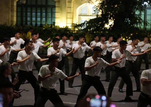 Dòng người đổ về Hồ Gươm theo dõi màn trình diễn mãn nhãn hợp luyện “Bản hùng ca Công an nhân dân”- Ảnh 10. Dòng người đổ về Hồ Gươm theo dõi màn trình diễn mãn nhãn hợp luyện “Bản hùng ca Công an nhân dân”- Ảnh 10.