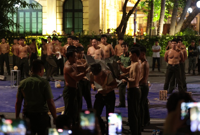 Dòng người đổ về Hồ Gươm theo dõi màn tổng duyệt “Bản hùng ca Công an nhân dân” đầy mãn nhãn- Ảnh 7.