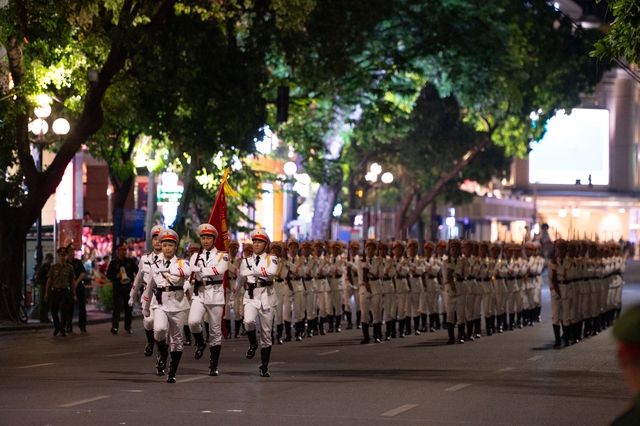 Dòng người đổ về Hồ Gươm theo dõi màn tổng duyệt “Bản hùng ca Công an nhân dân” đầy mãn nhãn- Ảnh 17.