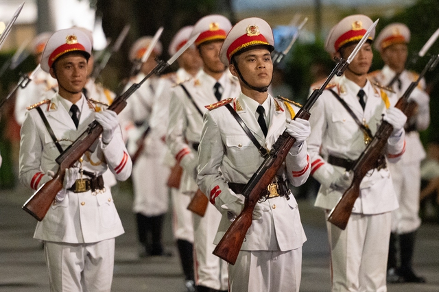 Dòng người đổ về Hồ Gươm theo dõi màn tổng duyệt “Bản hùng ca Công an nhân dân” đầy mãn nhãn- Ảnh 18.