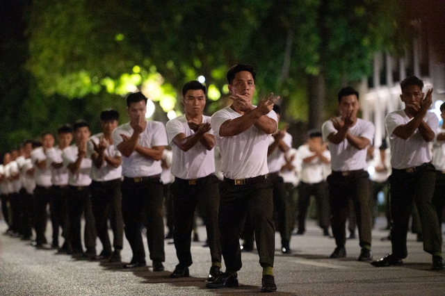 Dòng người đổ về Hồ Gươm theo dõi màn tổng duyệt “Bản hùng ca Công an nhân dân” đầy mãn nhãn- Ảnh 19.
