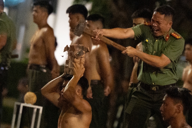 Dòng người đổ về Hồ Gươm theo dõi màn tổng duyệt “Bản hùng ca Công an nhân dân” đầy mãn nhãn- Ảnh 21.
