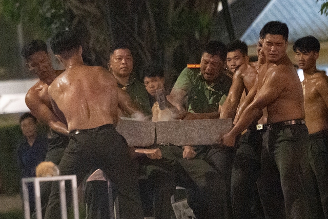 Dòng người đổ về Hồ Gươm theo dõi màn tổng duyệt “Bản hùng ca Công an nhân dân” đầy mãn nhãn- Ảnh 23.