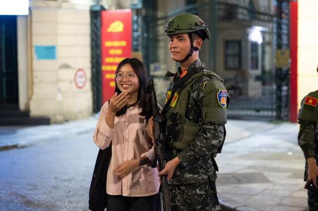 Dòng người đổ về Hồ Gươm theo dõi màn tổng duyệt “Bản hùng ca Công an nhân dân” đầy mãn nhãn- Ảnh 30.